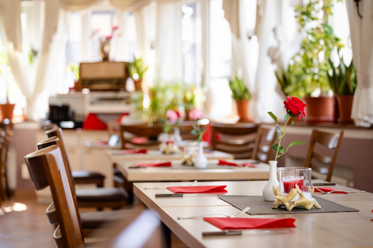 Blumen_und_Tische_im_Restaurant