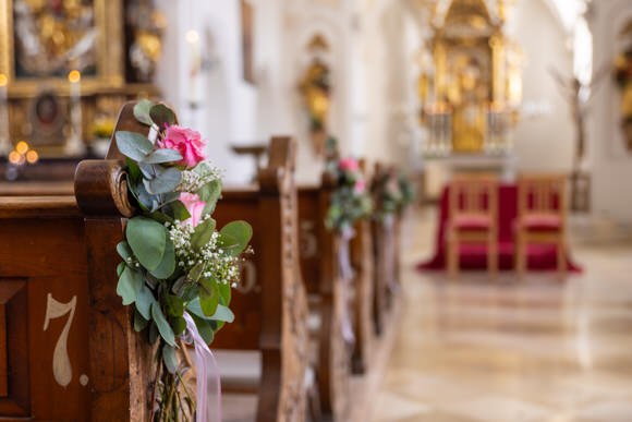 FAHTPIX-Blumen_an_Kirchenbankdeko