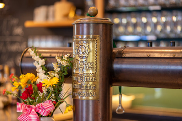 FAHTPIX-Blumen_und_Zapfhahn_in_Bar