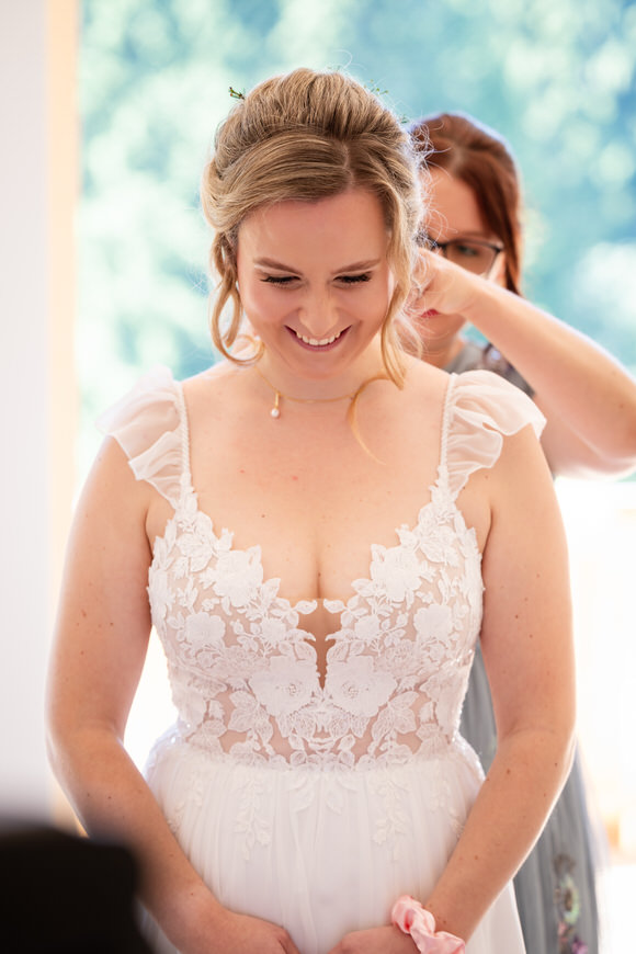 FAHTPIX-Braut_beim_Anziehen_ihrer_Hochzeit