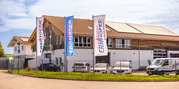 FAHTPIX-Elektrofachgeschäft_mit_Flaggen