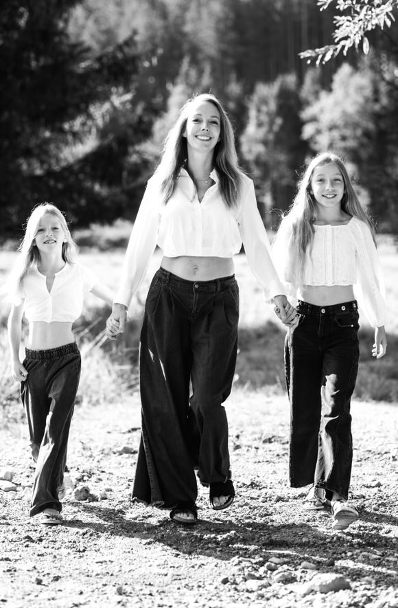 FAHTPIX-Familie_beim_Spaziergang_im_Freien