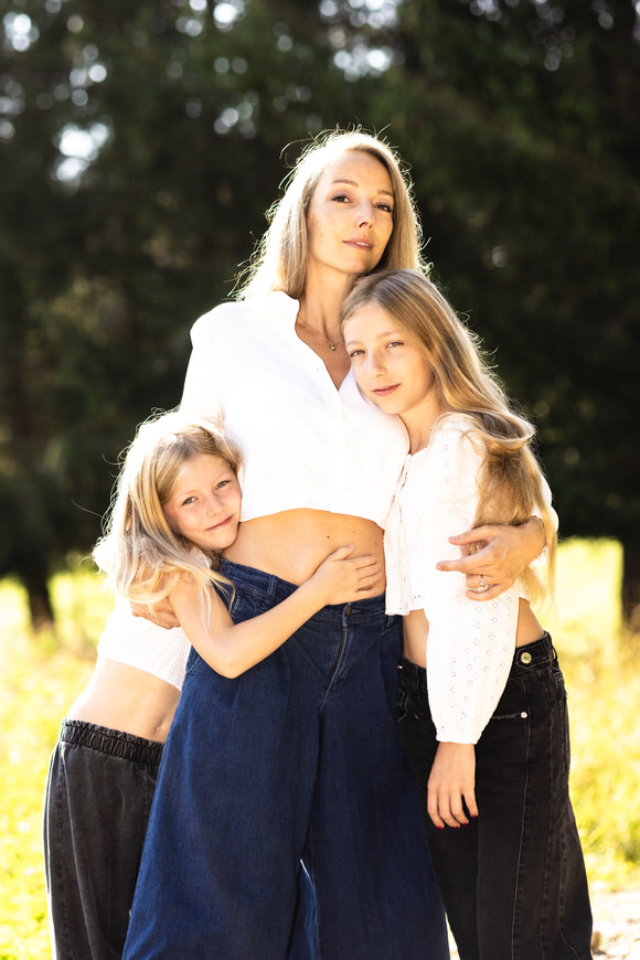 FAHTPIX-Familie_im_Freien_Umarmung