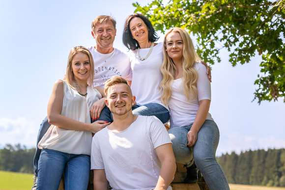 FAHTPIX-Familie_im_Freien_lachend