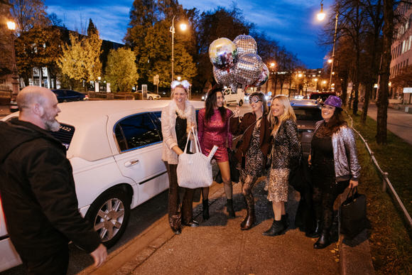 FAHTPIX-Feiernde_Frauen_mit_Ballons