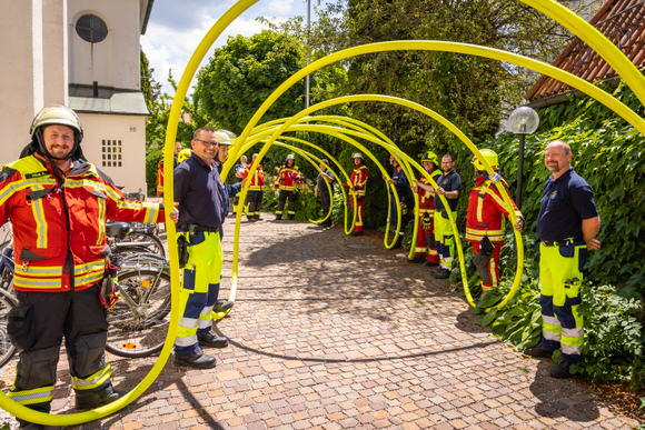 FAHTPIX-Feuerwehrleute_mit_Schläuchen_im_Kreis