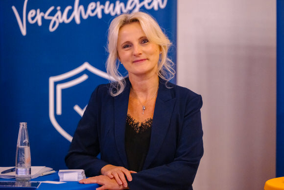 FAHTPIX-Frau_bei_Pressekonferenz