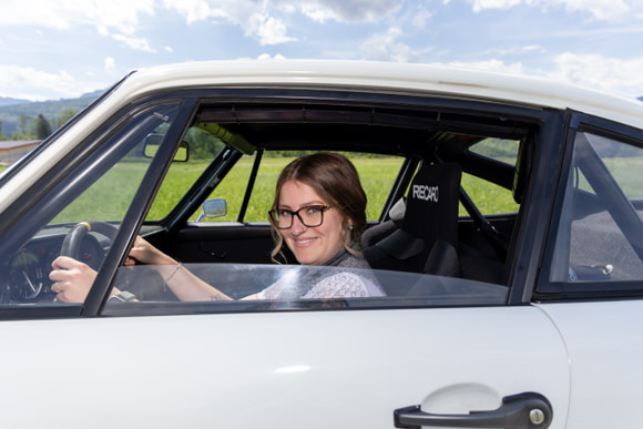 FAHTPIX-Frau_im_Auto_lächelnd_Natur