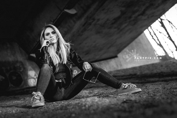 FAHTPIX-Frau_in_Untergrund