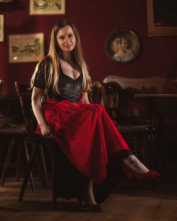 FAHTPIX-Frau_in_traditioneller_Kleidung