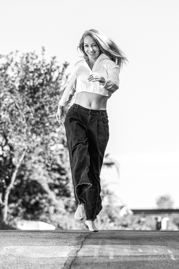 FAHTPIX-Frau_läuft_barfuß_lachend