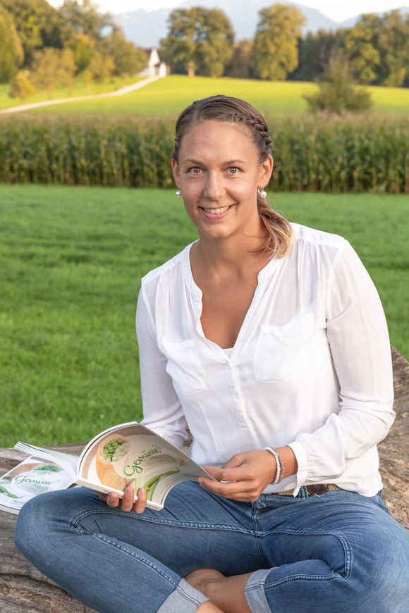 FAHTPIX-Frau_liest_im_Freien