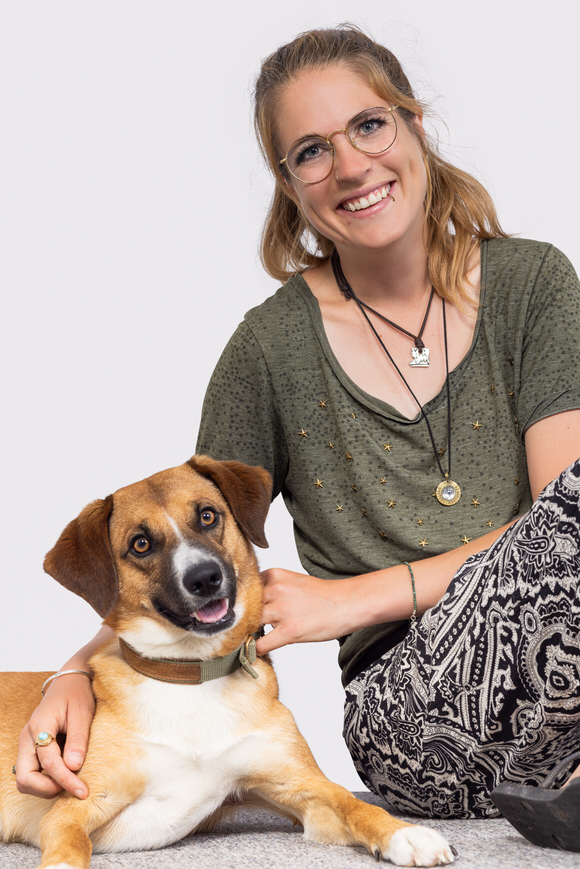 FAHTPIX-Frau_mit_Hund_lächelnd