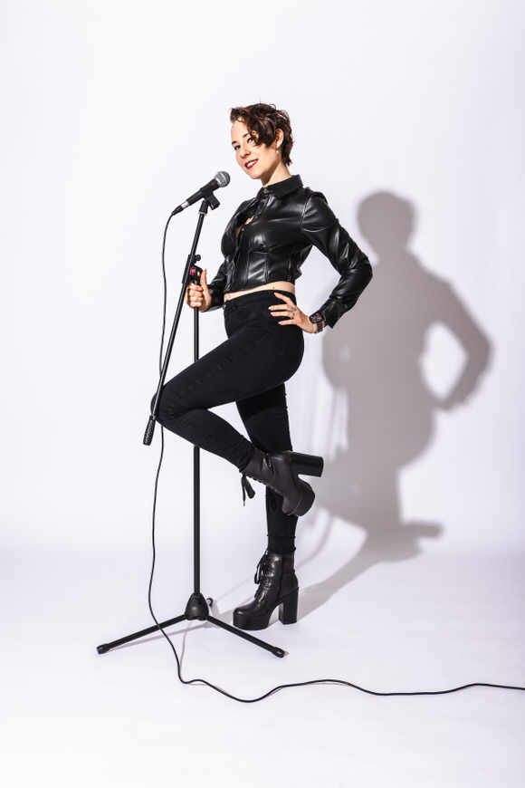 FAHTPIX-Frau_mit_Mikrofon_und_Stiefeln