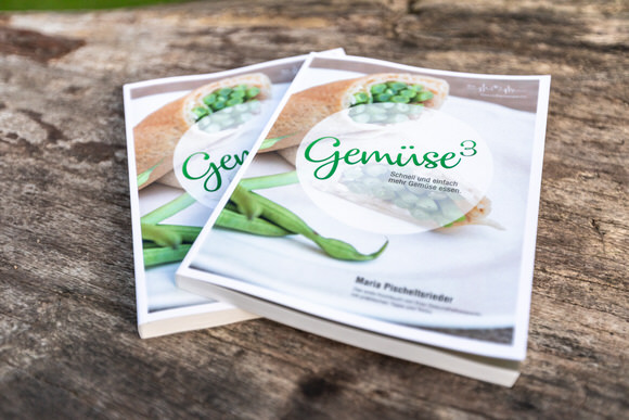 FAHTPIX-Gemüse_Buch_auf_Holzuntergrund