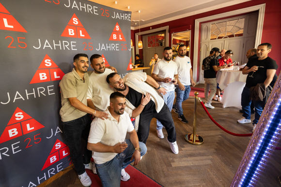 FAHTPIX-Gruppenfoto_bei_Jubiläumsfeier