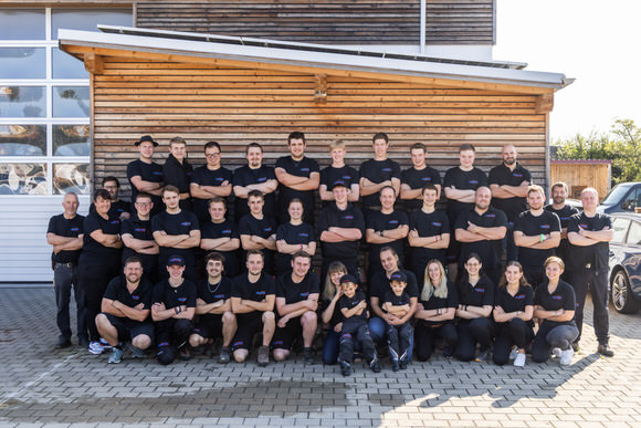 FAHTPIX-Gruppenfoto_vor_Holzhaus