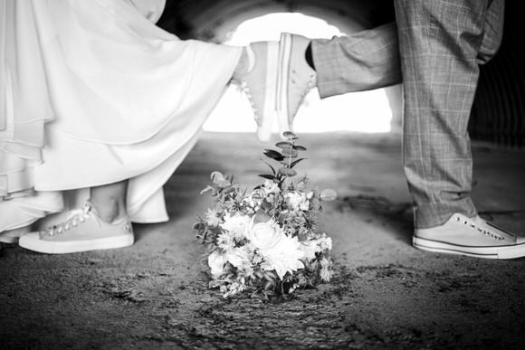 FAHTPIX-Hochzeit_Schuhe_Blumen_Paar