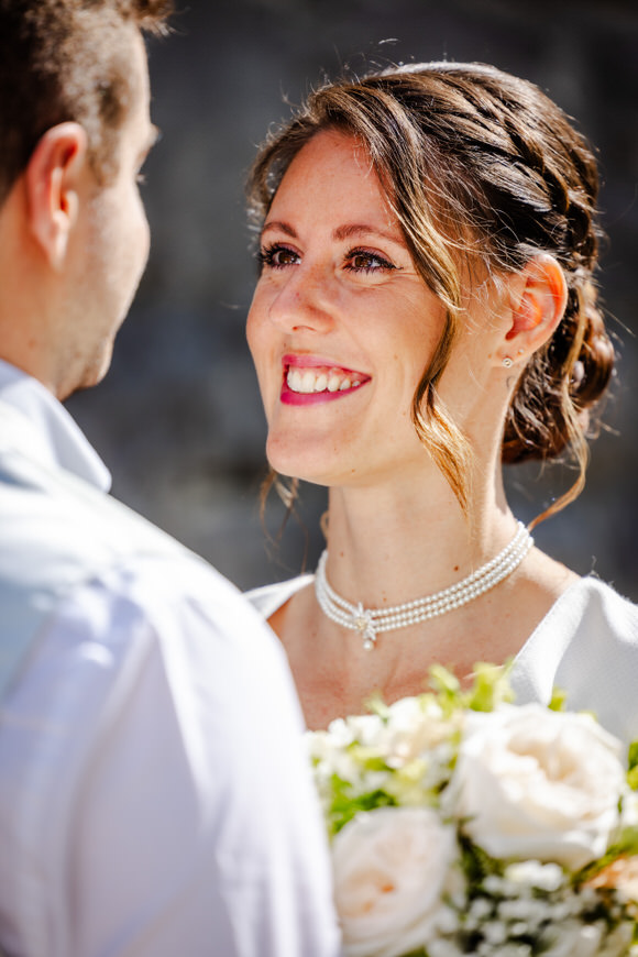 FAHTPIX-Hochzeit_glückliches_Paar_Blumenstrauß