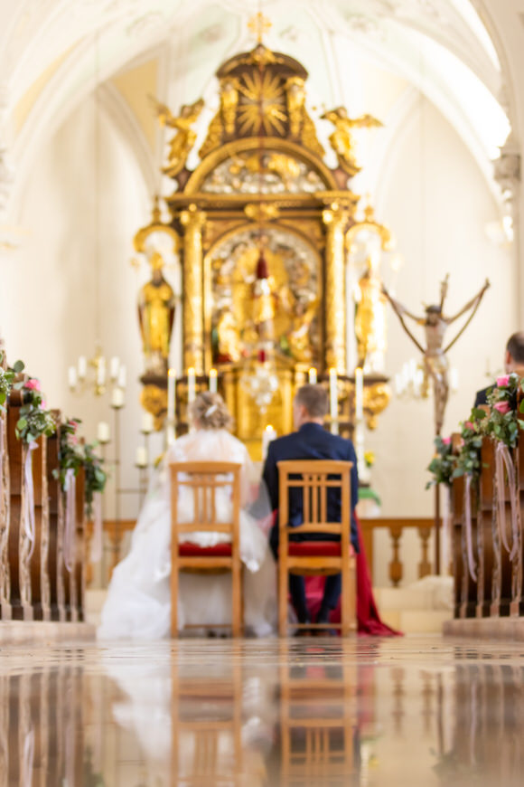 FAHTPIX-Hochzeit_in_Kirche_Brautpaar_sitzt