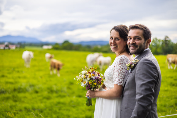 FAHTPIX-Hochzeitspaar_auf_Feld_mit_Kühen