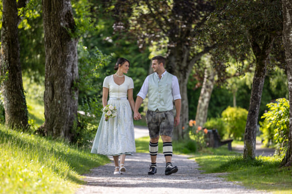 FAHTPIX-Hochzeitspaar_im_Park_spaziert