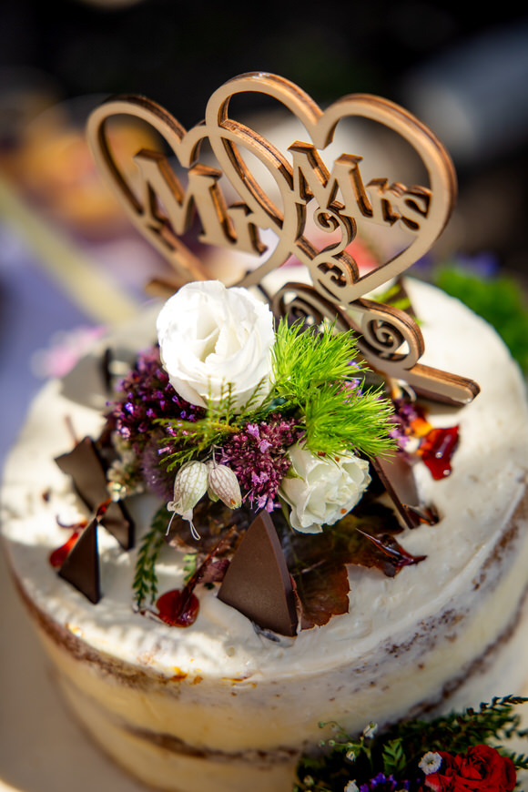 FAHTPIX-Hochzeitstorte_mit_Blumen_und_Herzdeko
