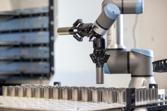 FAHTPIX-Industrielle_Roboterarm_bei_Arbeit