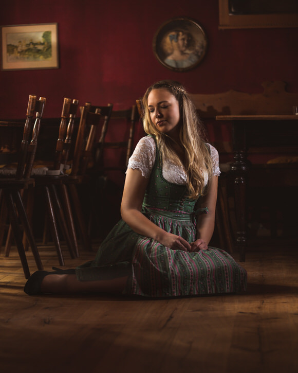 FAHTPIX-Junge_Frau_betet_im_Raum