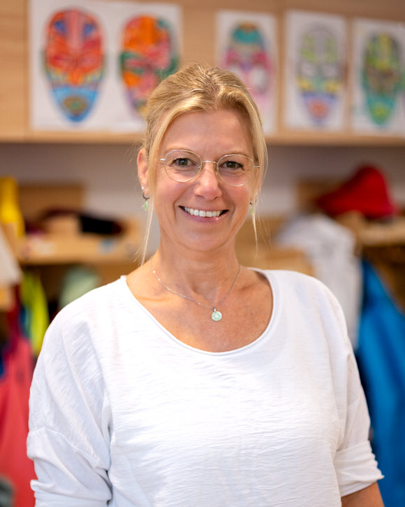 FAHTPIX-Lächelnde_Frau_in_Klassenzimmer