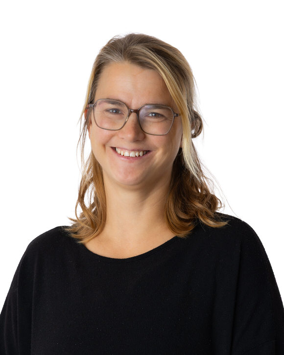 FAHTPIX-Lächelnde_Frau_mit_Brille