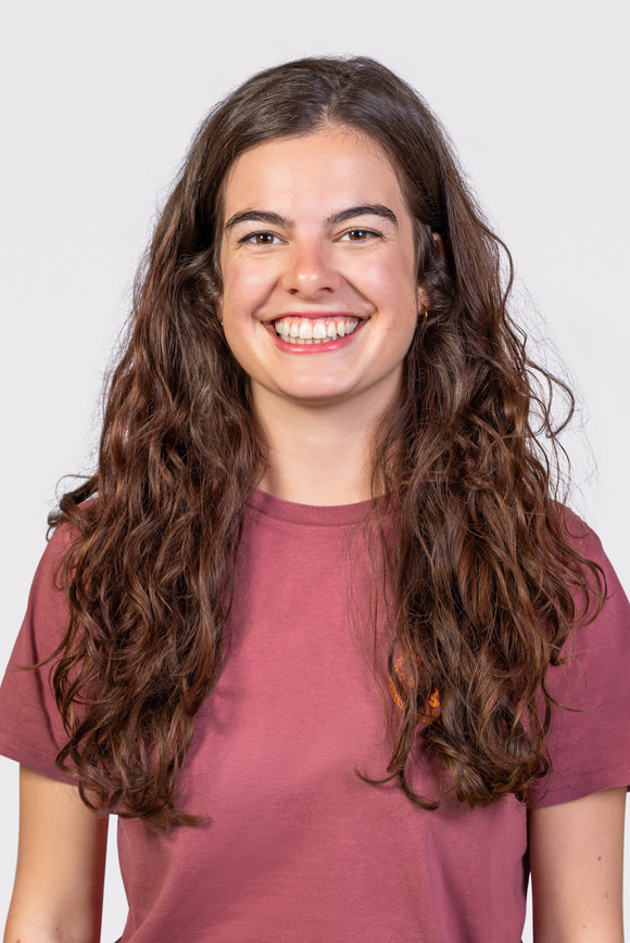 FAHTPIX-Lächelnde_junge_Frau_mit_langen_Locken