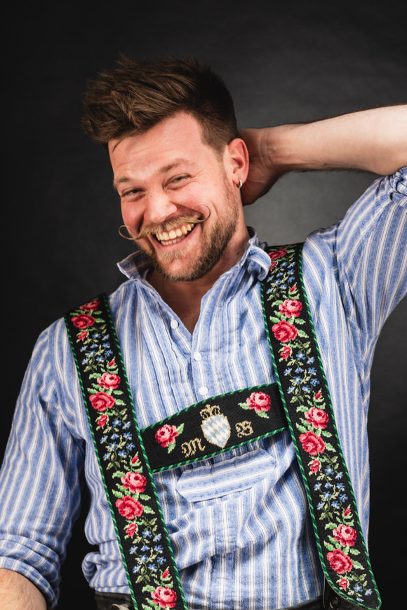 FAHTPIX-Lächelnder_Mann_mit_Trachten_Accessoires