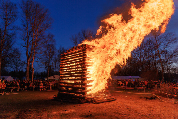 FAHTPIX-Lagerfeuer_mit_Flammenwurf