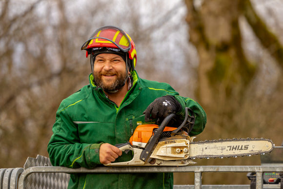 FAHTPIX-Mann_mit_Motorsäge_im_Freien