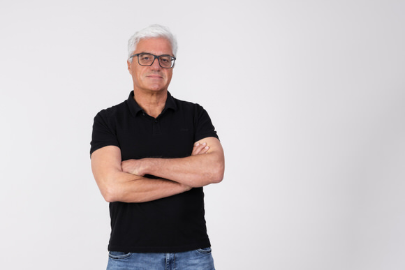 FAHTPIX-Mann_mit_verschränkten_Armen