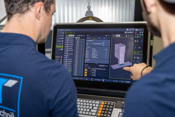 FAHTPIX-Mitarbeiter_steuern_Maschine_am_Bildschirm