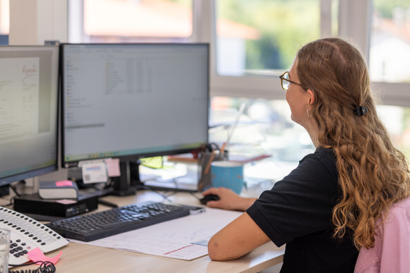 FAHTPIX-Mitarbeiterin_arbeitet_am_Computer