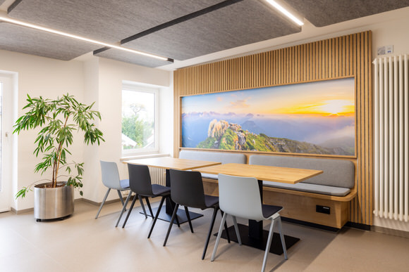 FAHTPIX-Moderner_Konferenzraum_mit_Wandbild