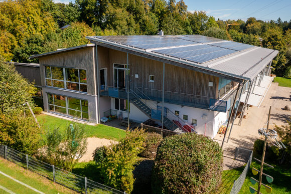 FAHTPIX-Modernes_Gebäude_mit_Solaranlage