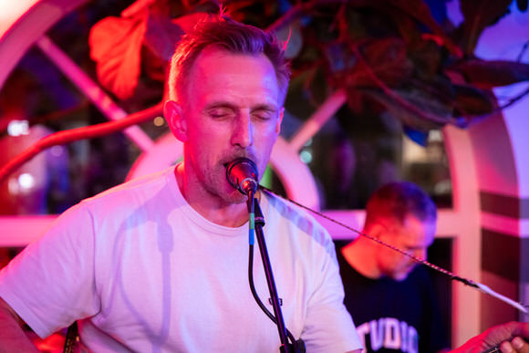 FAHTPIX-Musiker_beim_Singen_und_Spielen