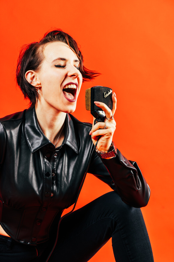 FAHTPIX-Sängerin_beim_Karaoke_lachend