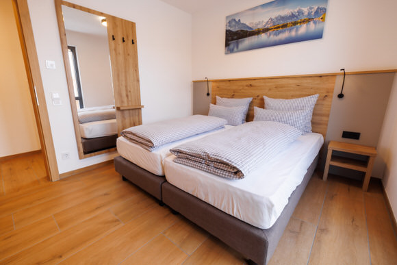 FAHTPIX-Schlafzimmer_mit_Doppelbett_und_Wandbild