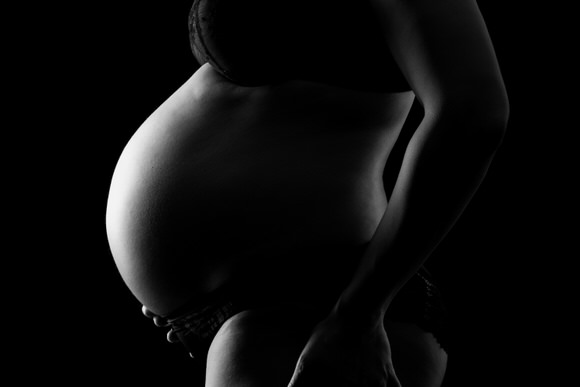 FAHTPIX-Schwangere_Frau_in_Schwarz_Weiß