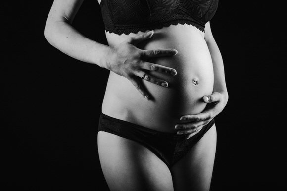 FAHTPIX-Schwangere_Frau_in_Schwarz_Weiß_1