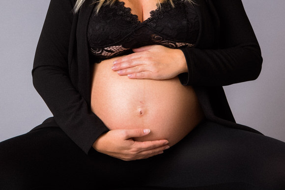 FAHTPIX-Schwangere_Frau_mit_schwarzer_Kleidung