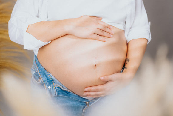 FAHTPIX-Schwangere_Person_hält_Bauch