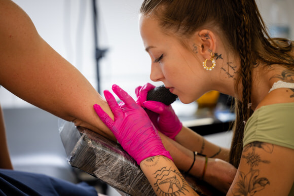 FAHTPIX-Tattoo_Artist_beim_Tätowieren