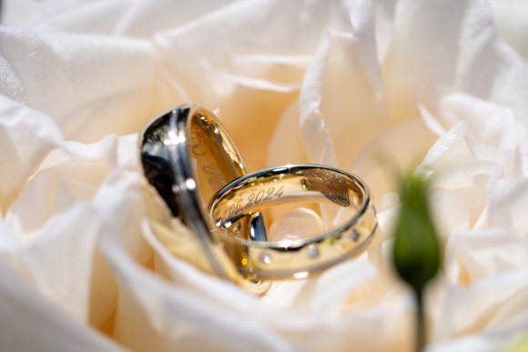 FAHTPIX-Verlobungsringe_auf_Blumenblättern