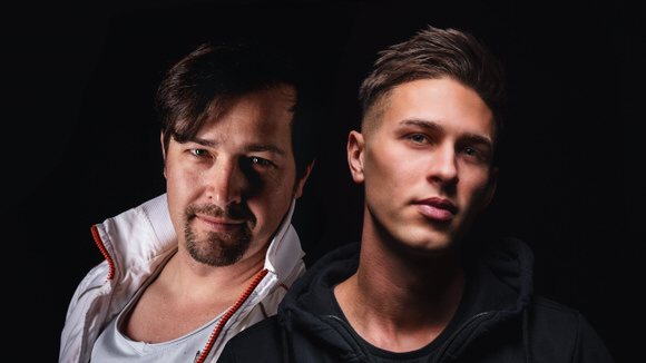 FAHTPIX-Zwei_Männer_vor_schwarzem_Hintergrund